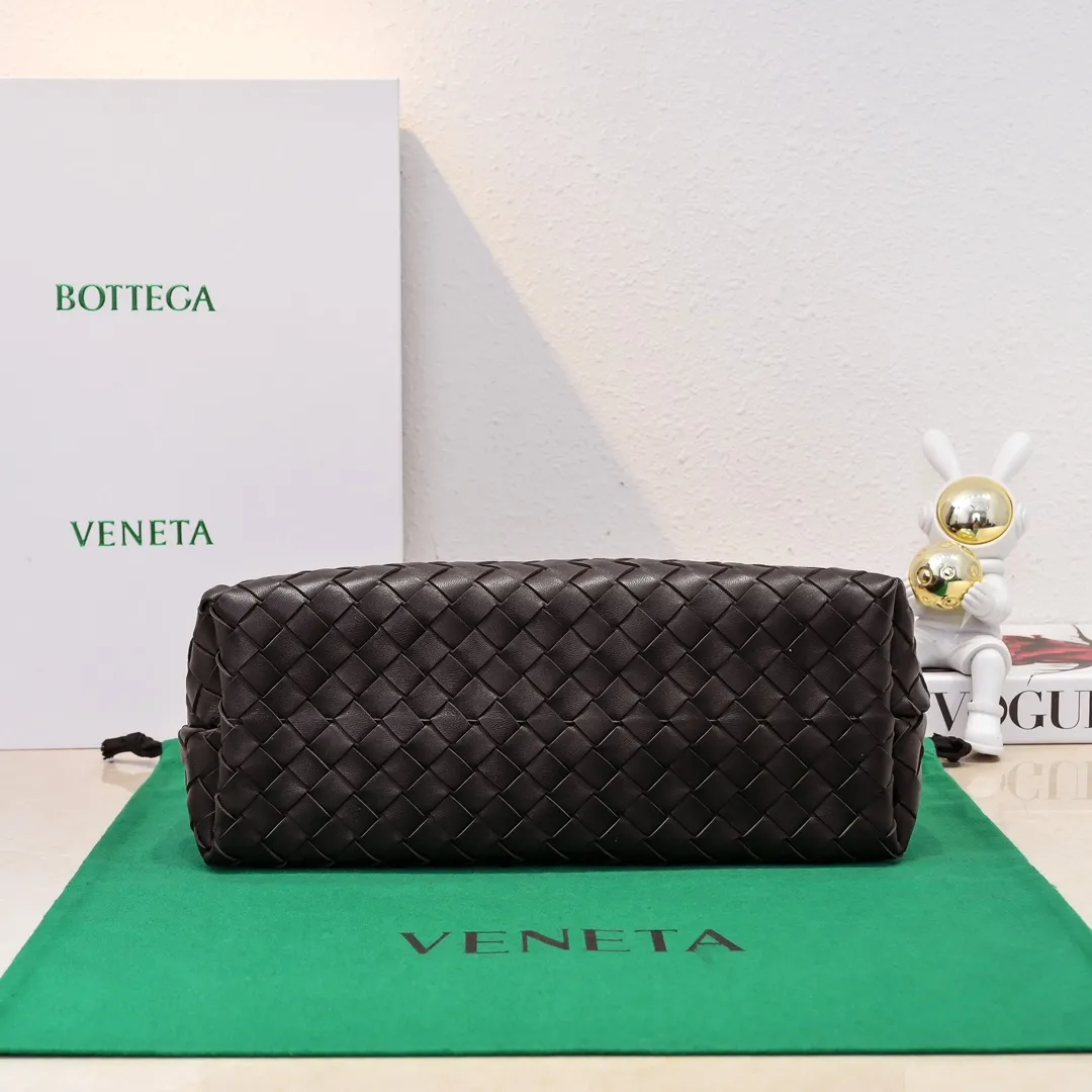 Batch 2460 BOTTEGA VENETA 2024 spring and summer new small ANDIAMO chain bag is also available! 🔥🔥I believe many friends have been waiting for a long time. The metallic chain adds a touch of sophistication to the original softness and elegance of Andiamo. The collision of classic craftsmanship and elegance creates a different kind of beauty. Style number: 6009 Size: 32*24*12cm